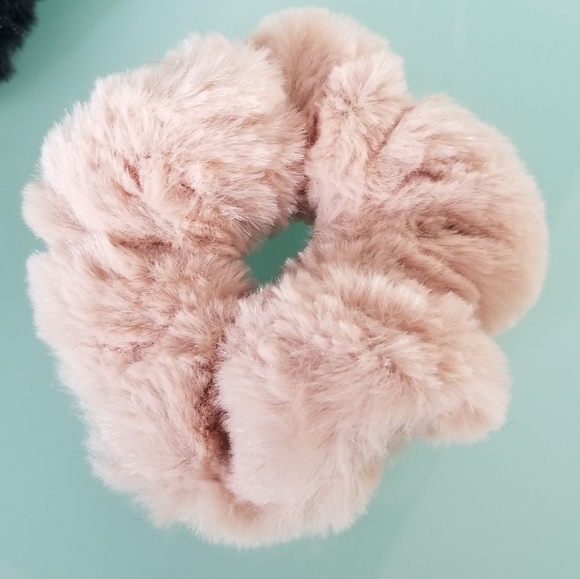 Faux Fur Srunchie - Picture 4 of 4